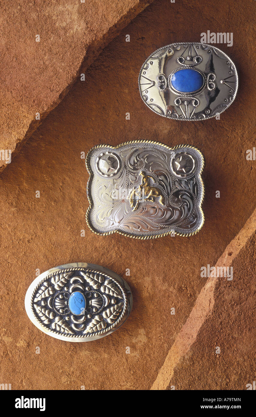 Hebillas de cinturón de plata con piedras turquesa en piedra de cerámica  terracota Fotografía de stock - Alamy