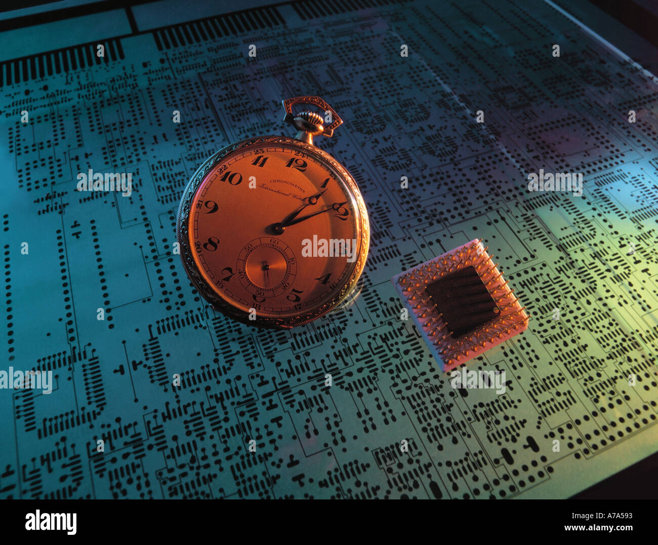 Reloj de bolsillo micro procesador histórico diseño de una placa de  circuito motherboard Fotografía de stock - Alamy