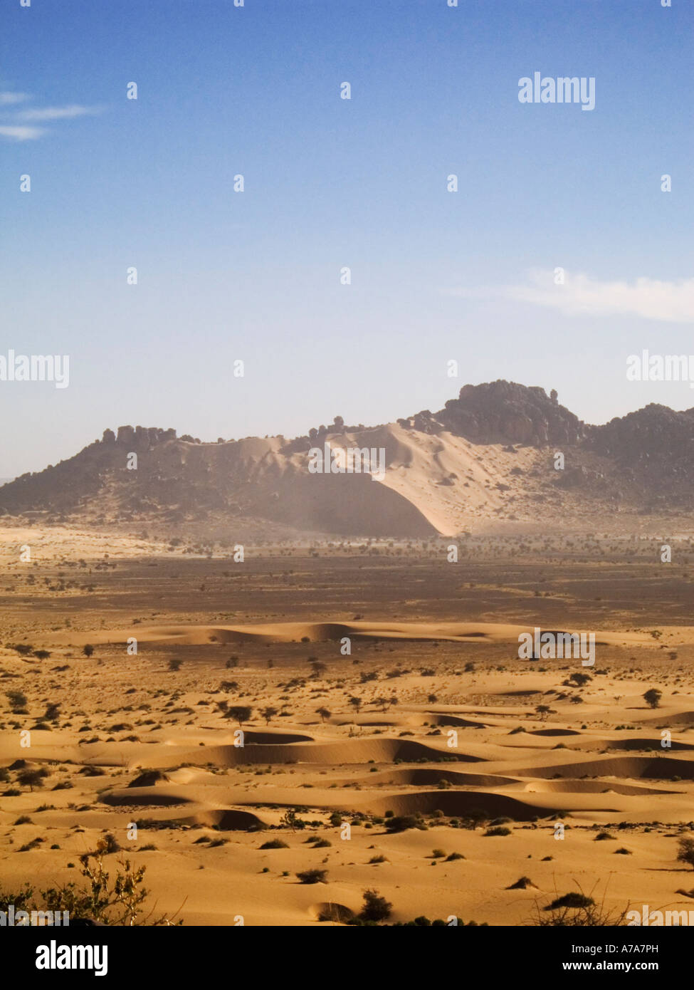 Rocky Ridge entre las dunas del desierto del Sahara, cerca de Atar, en Mauritania, al oeste de África. Foto de stock