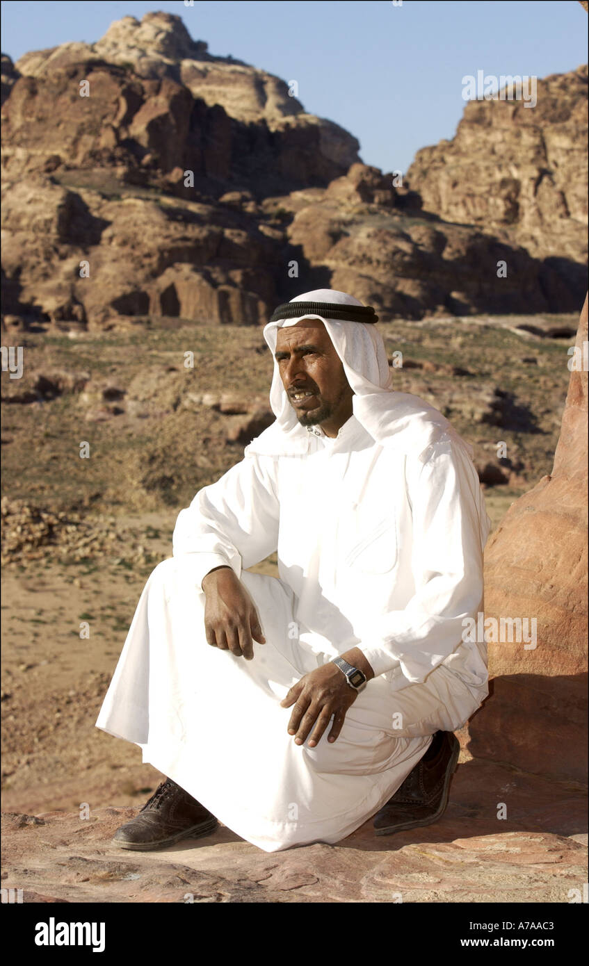 Hombre jordano en traje tradicional Petra Jordania Fotografía de stock -  Alamy