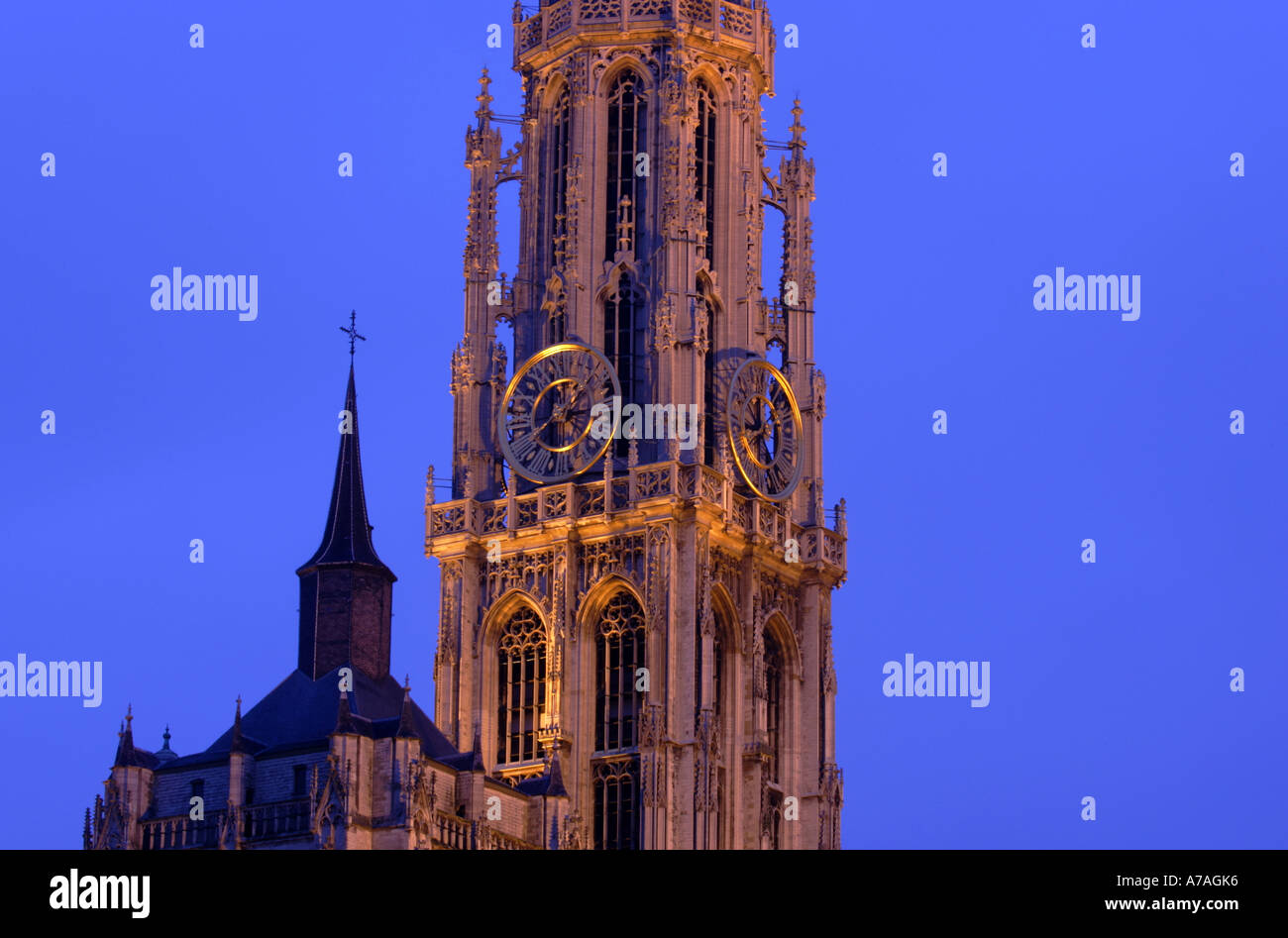 Torre del reloj de la catedral de Amberes Foto de stock