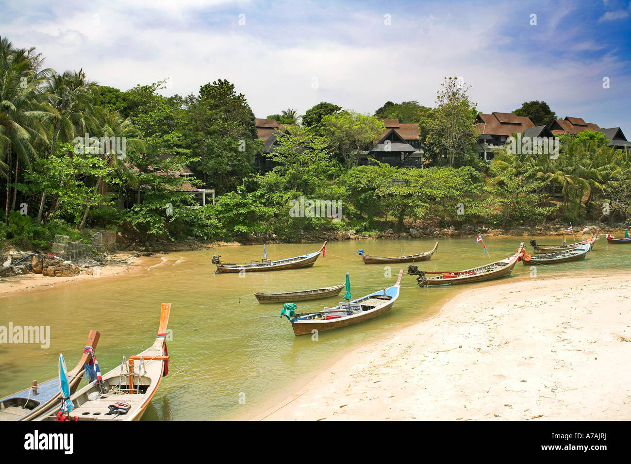 La playa de Surin botes de cola larga la isla Phuket, Tailandia Foto de stock
