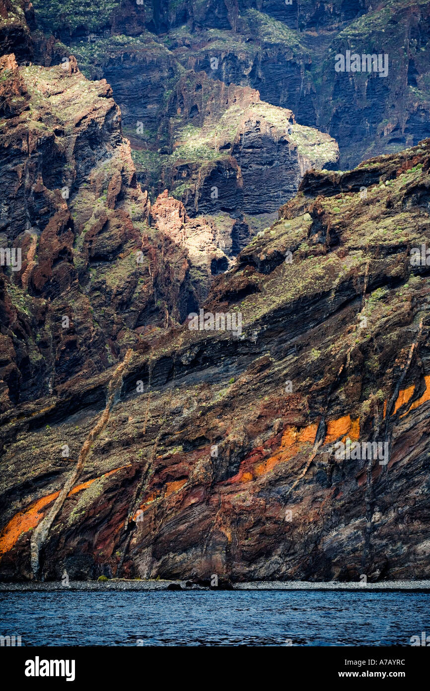 Fantásticas formaciones rocosas de los Acantilados de Los Gigantes Tenerife Islas Canarias Foto de stock