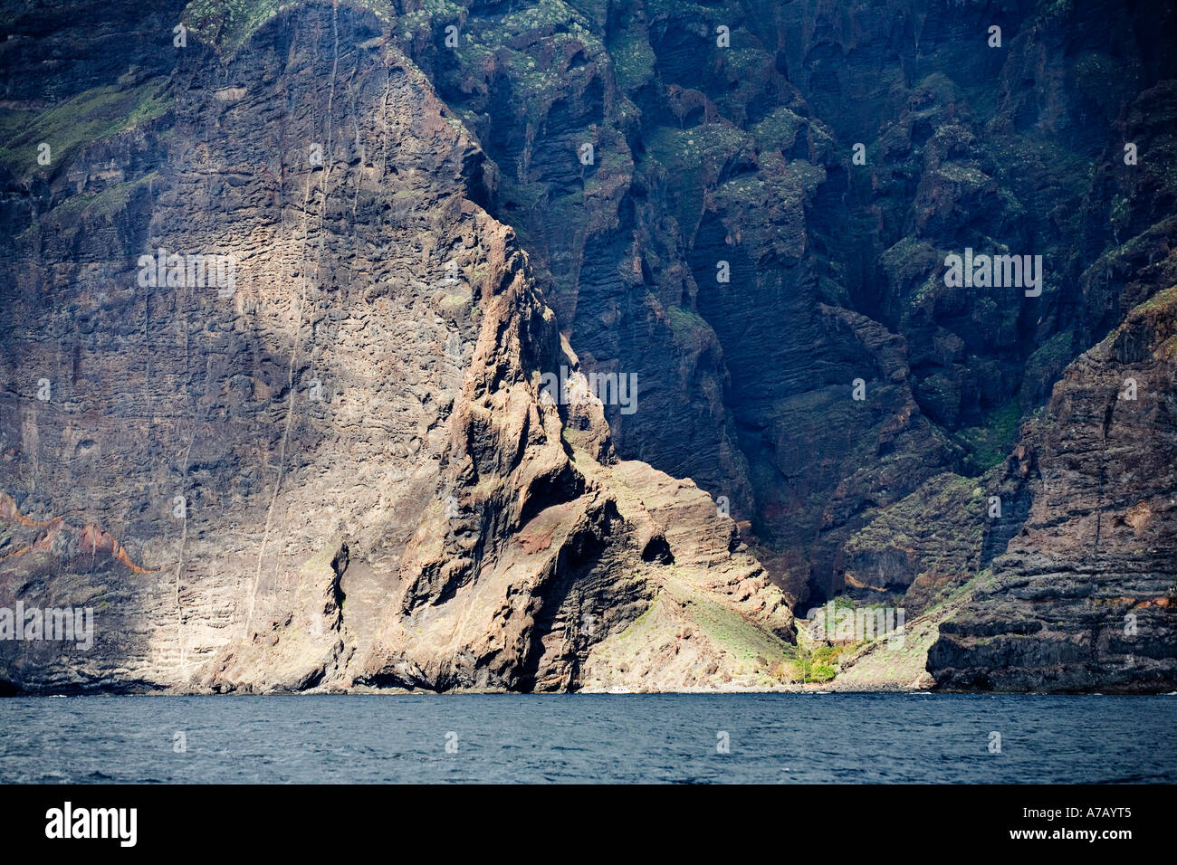 Fantásticas formaciones rocosas de los Acantilados de Los Gigantes Tenerife Islas Canarias Foto de stock
