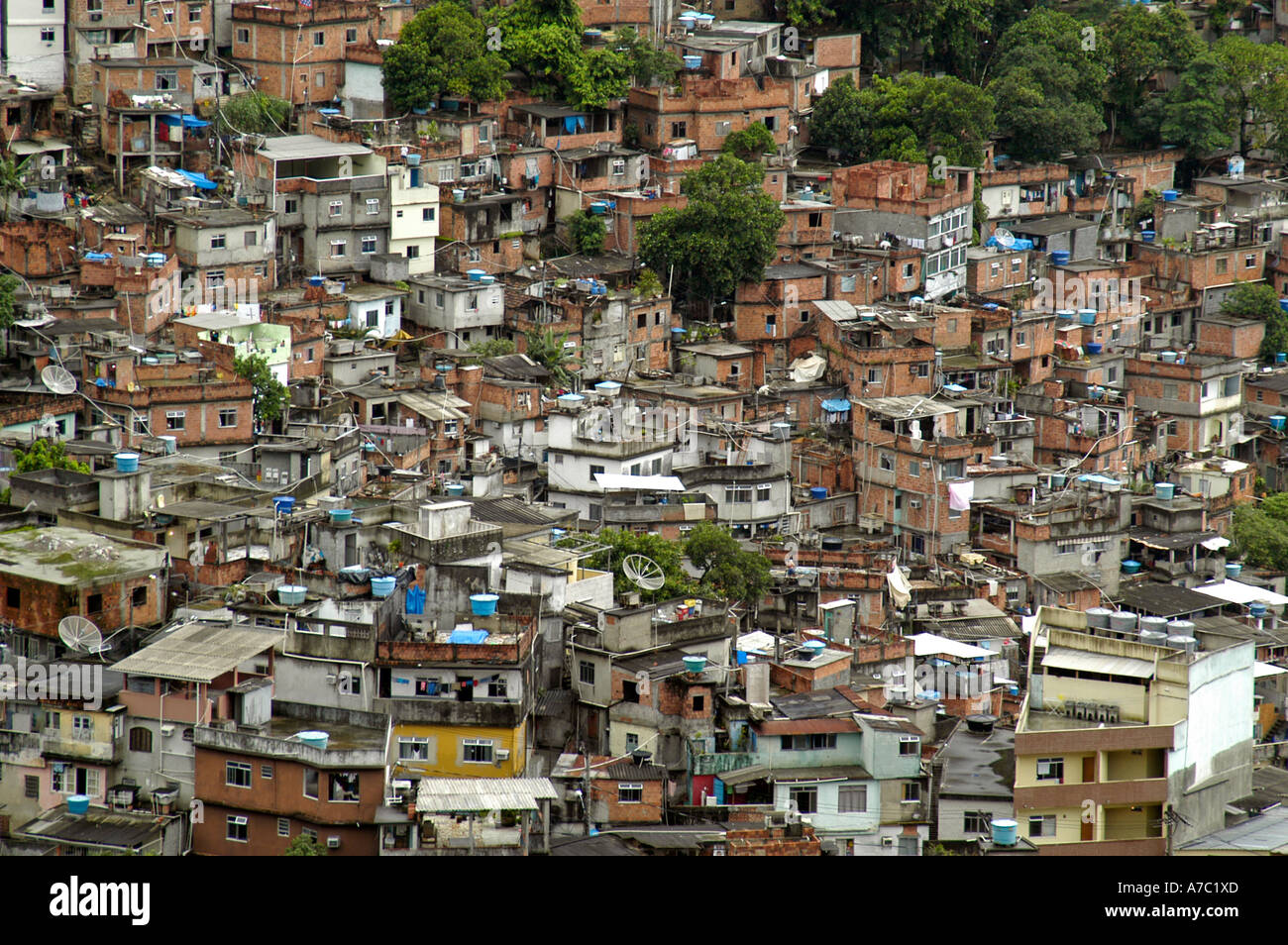 Lençol Metálico E Coberturas Ocas Casas-escuras Numa área Pobre Da Favela  Em Manila Foto de Stock - Imagem de linha, miséria: 183821898