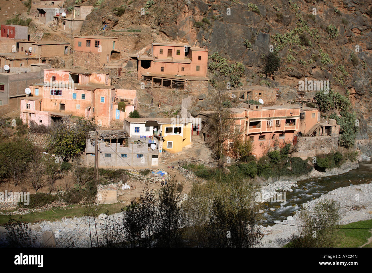 Las casas al margen del Ourika cerca a Setti Fatma en Marruecos Foto de stock