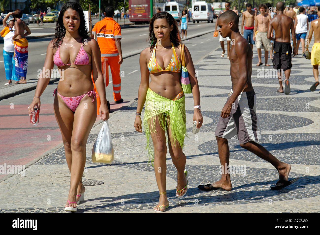Chicas en bikini Copacabana, Rio de Janeiro Fotografía de stock - Alamy
