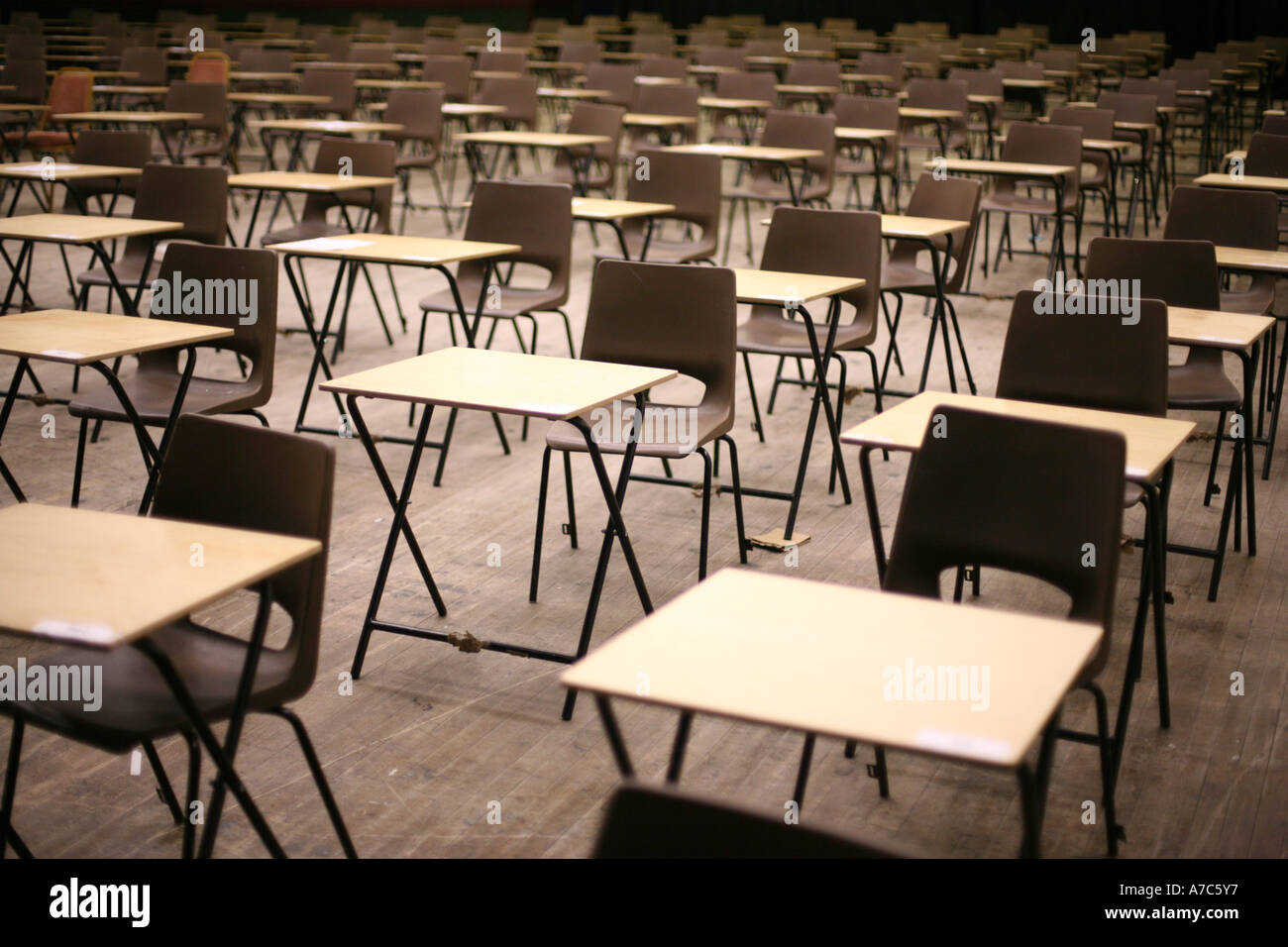 La configuración de la sala de examen para el examen, la escasa