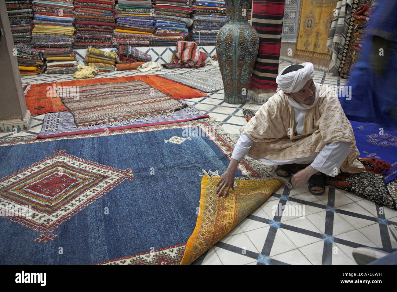 Vendedor de alfombras en la tienda con la gama de bellas alfombras y  tapices, Zagora, Marruecos, Norte de África Fotografía de stock - Alamy