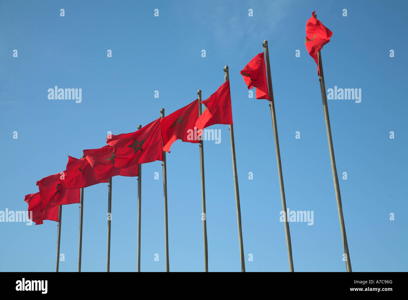 Rojo banderas marroquíes contra el cielo azul Foto de stock