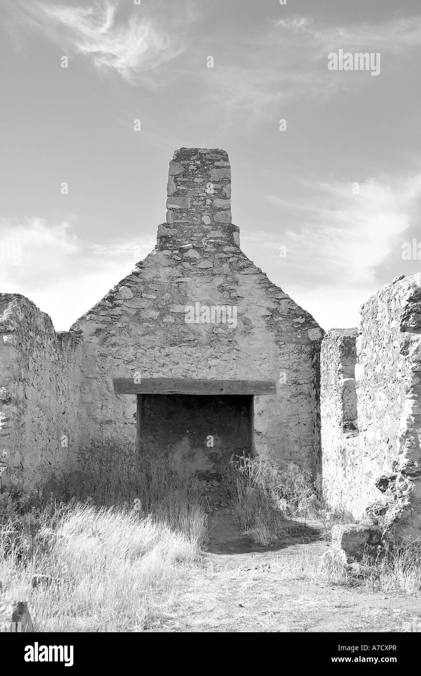 Ruinas cerca del lago Bonney South Australia casi en tono alto en blanco y negro Foto de stock