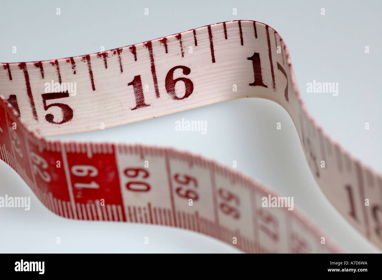 Cinta de medir, la cinta métrica para medir el bordado, la costura,  trabajo, etc Fotografía de stock - Alamy