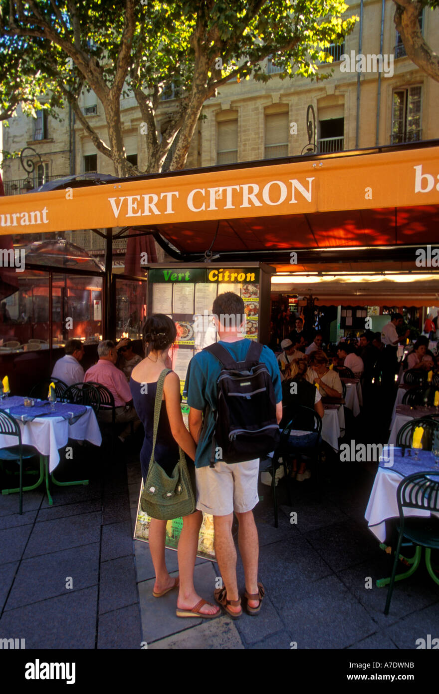 Los turistas, buscando en menú, restaurante francés, francés de alimentos y bebidas, comida francesa, Restaurante exterior, Place de l'Horloge Avignon Provence, Francia Foto de stock