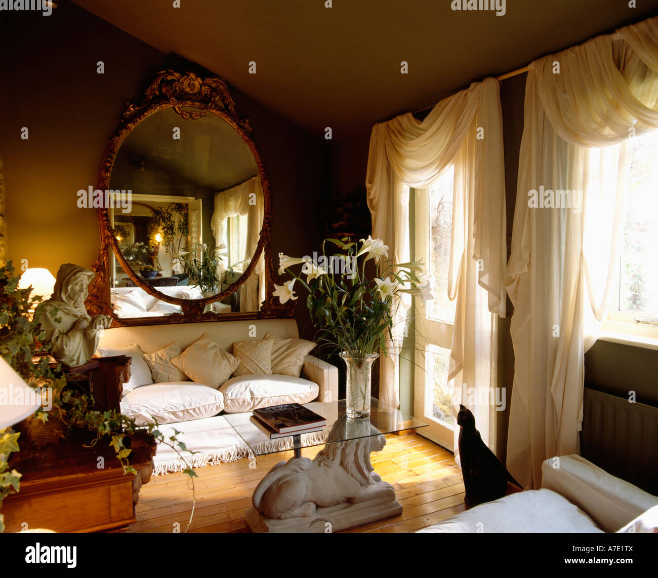 Negro salon con cortinas blancas y sofás y una mesa de cristal