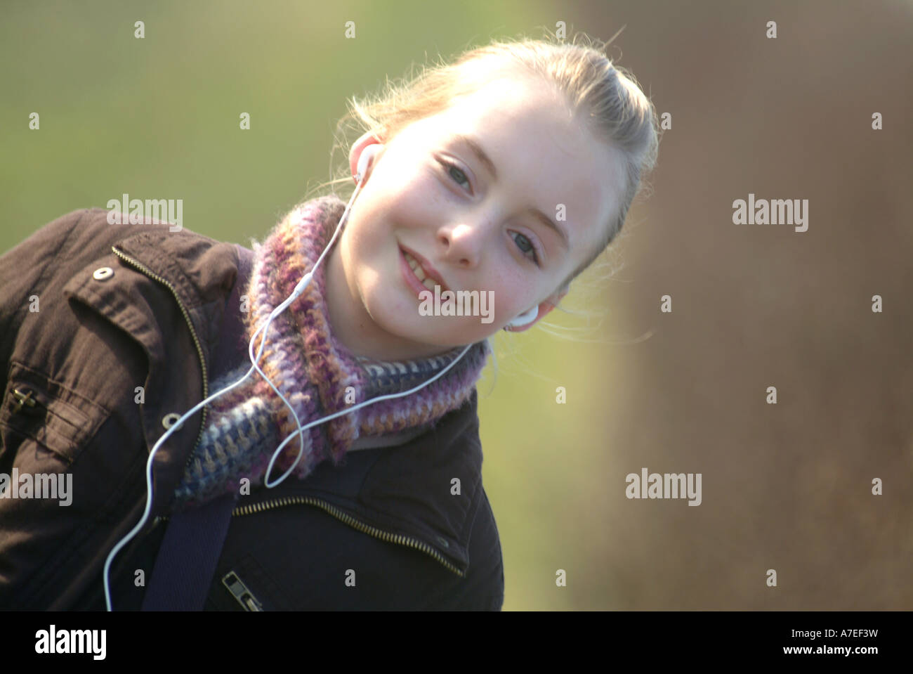 Chica de 12 años que tiene un paisaje caminar cerca Pirton en Hertfordshire  mientras escucha música a su reproductor de MP3 UK Fotografía de stock -  Alamy
