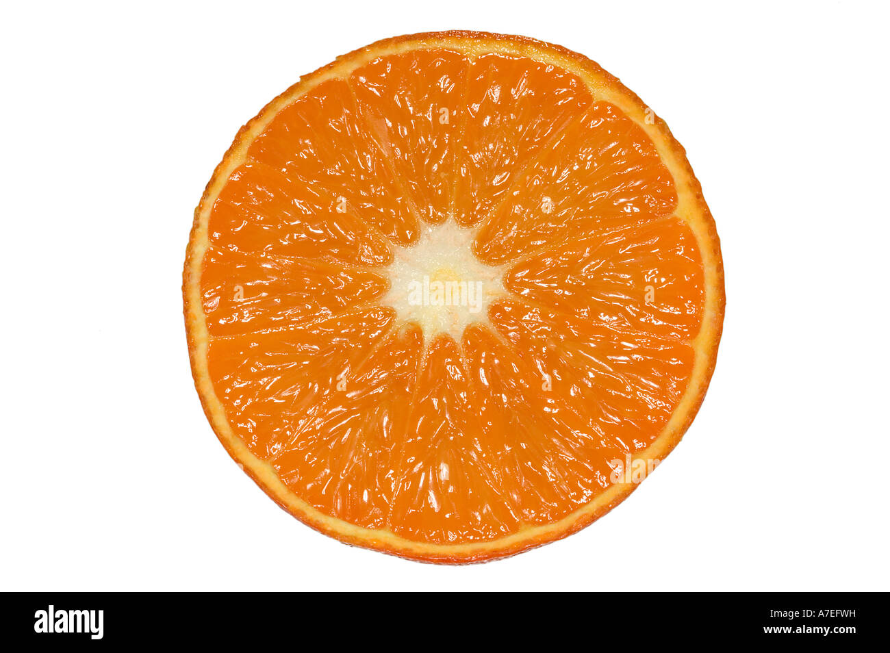 Rodaja de jugosa naranja aislado en blanco Foto de stock