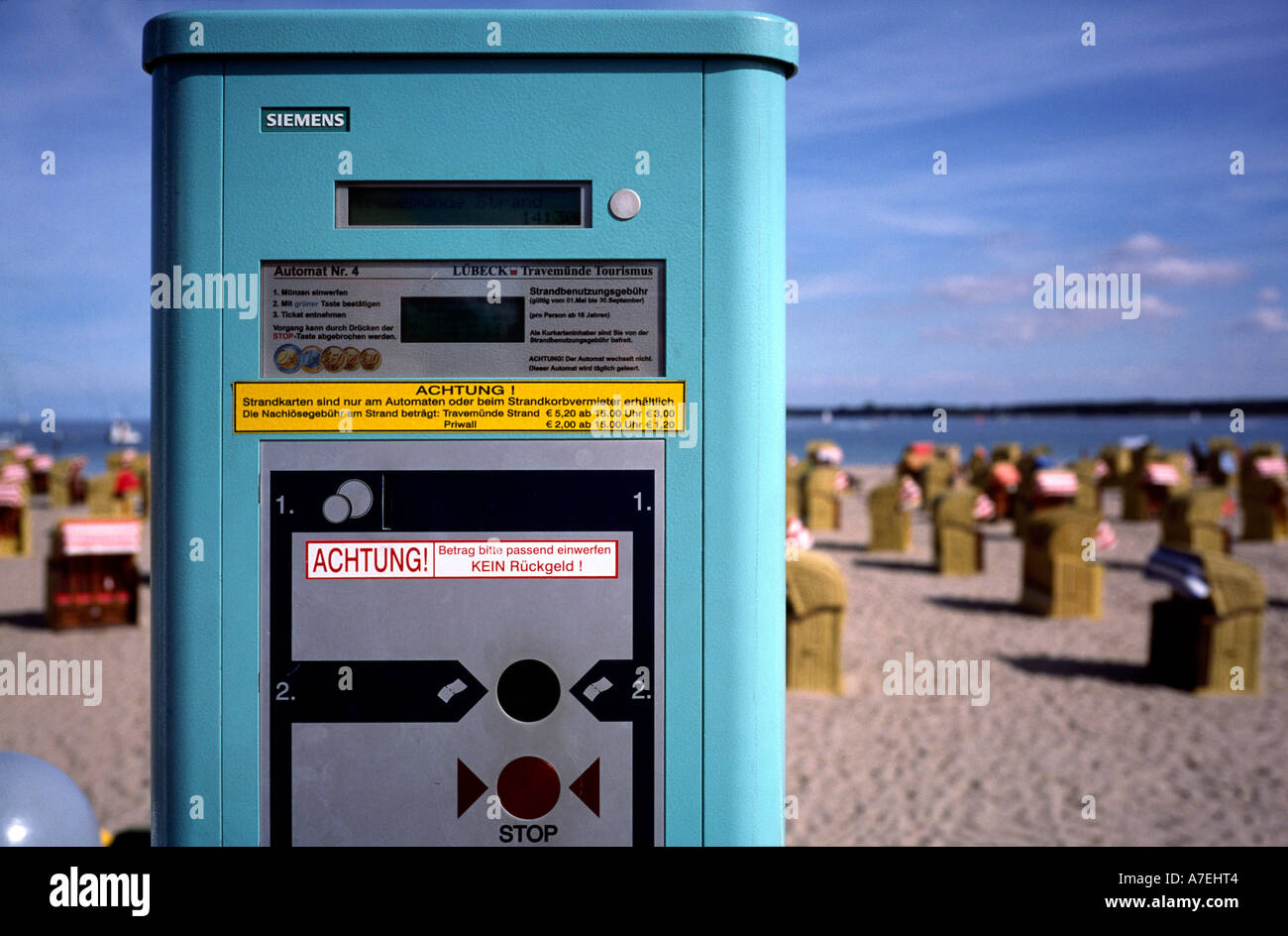 Septiembre 14, 2003 - máquina expendedora de billetes para la recolección de impuestos en la playa pública en Travemünde Foto de stock