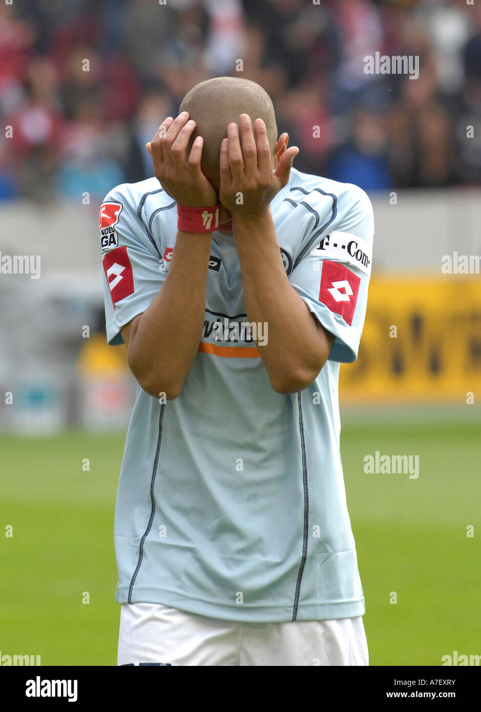 Mohamed Zidan FSV Mainz 05 toallitas se rompe después de la pérdida de coincidencia. Foto de stock