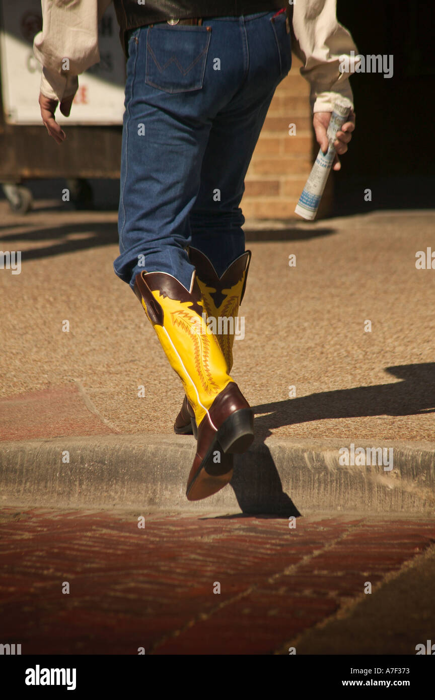 Hombre con Botas elegantes cerca del Stock Yards Ft Worth Texas Fotografía  de stock - Alamy