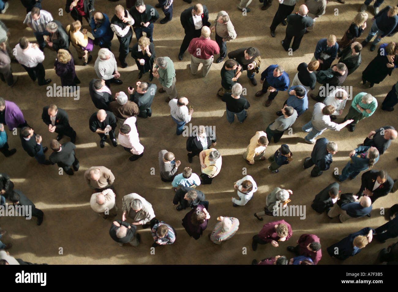 Concierto del coro de hombres de Seattle los espectadores en el vestíbulo del Benaroya Hall durante el intermedio, vista desde el balcón por encima de Seattle, Washington Foto de stock