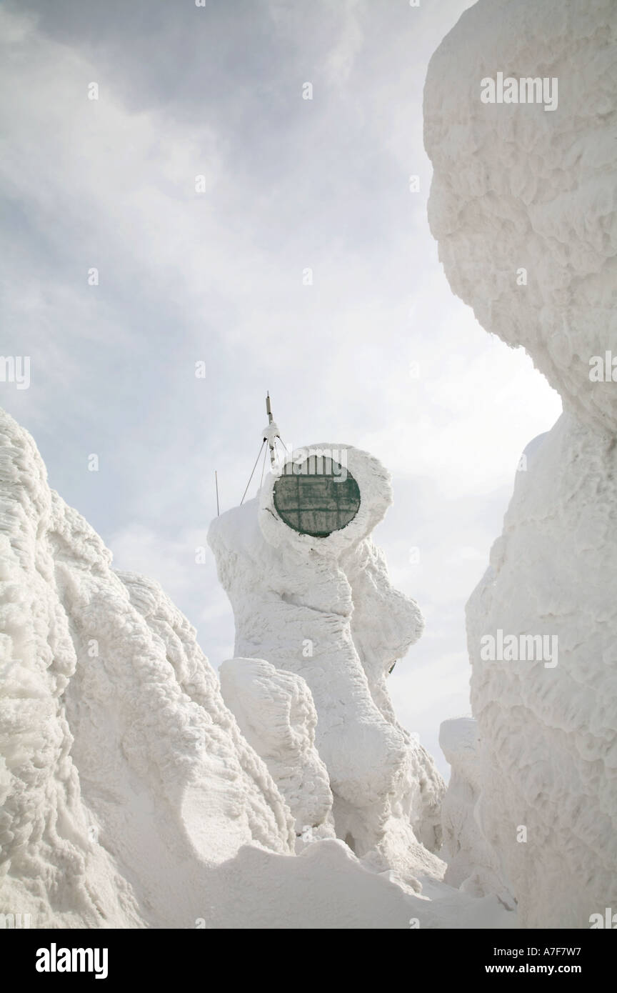 Las comunicaciones por satélite plato cubierto de nieve nieve monstruos árboles cubiertos de hielo montañas hakkoda aomori tohoku Japón viajes invernales Foto de stock