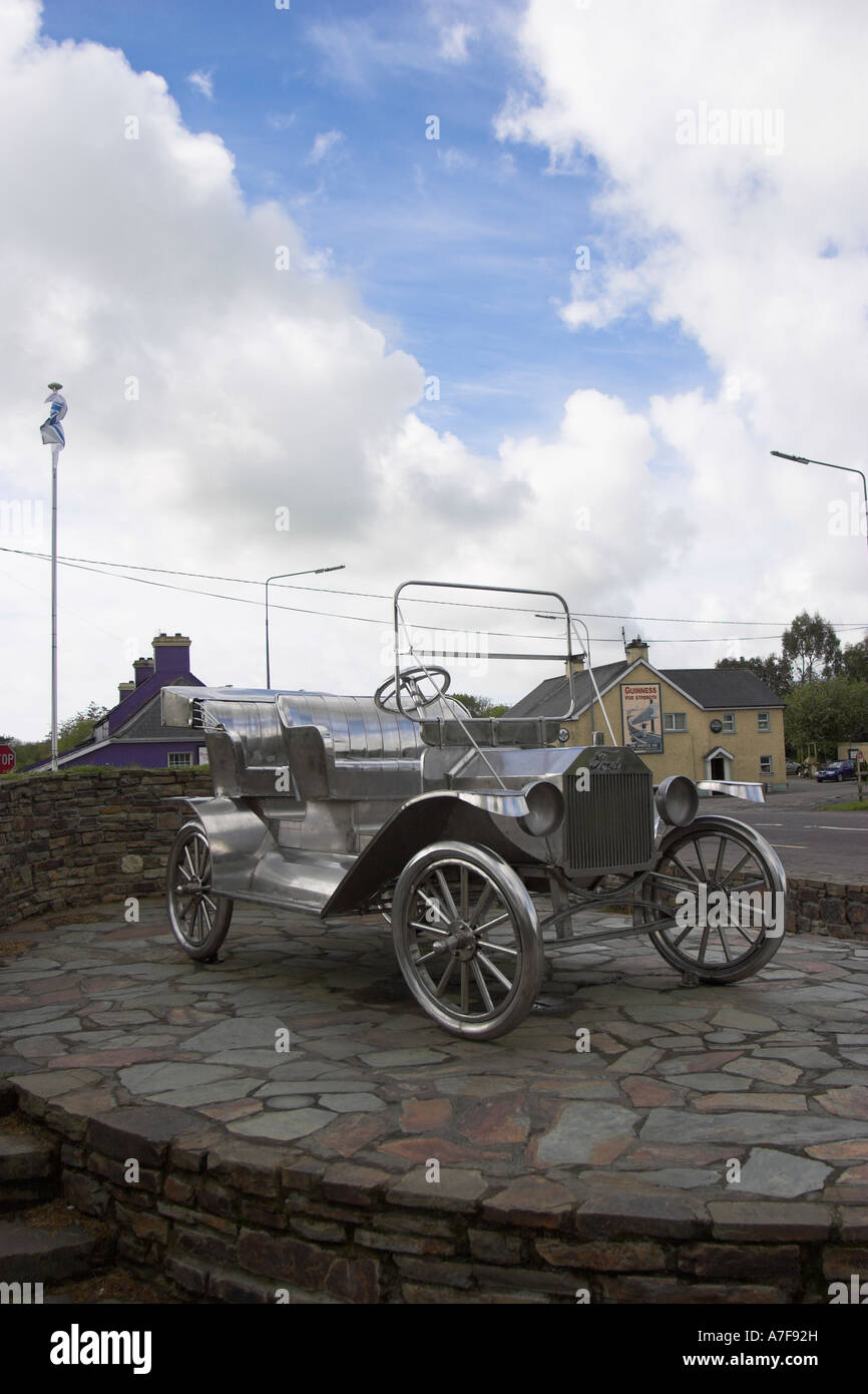 Una escultura de un Ford Modelo T Ballinascarthy Co Cork Ireland Foto de stock