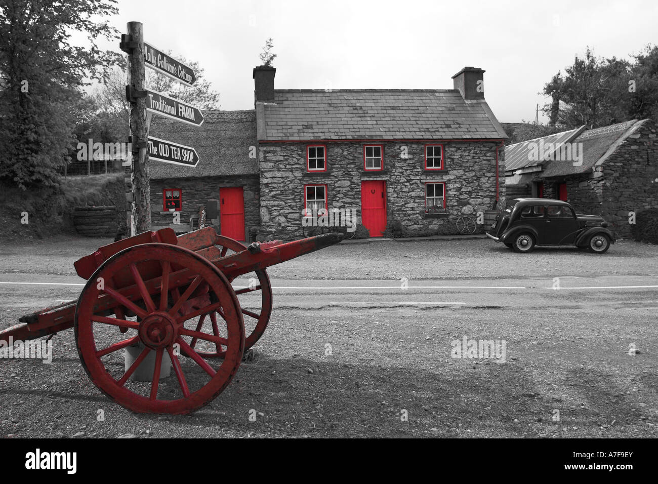 Un carro tradicional fuera de molly gallivan's Cottage y el salón de té, co. de Kerry, en Irlanda. (Se muestra en rojo y blanco y negro) Foto de stock