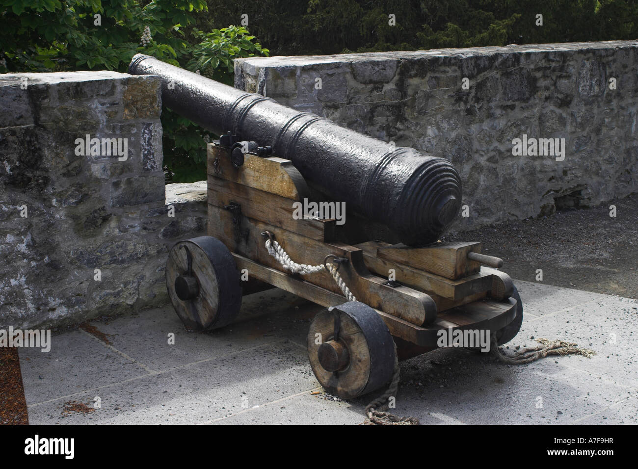 Un cañón en el castillo Ross Killarney, Kerry, Irlanda Co Foto de stock