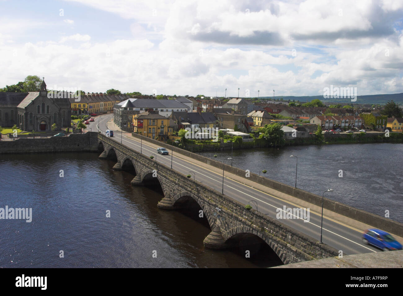 El Río Shannon, visto desde el Castillo del Rey John Limerick Foto de stock