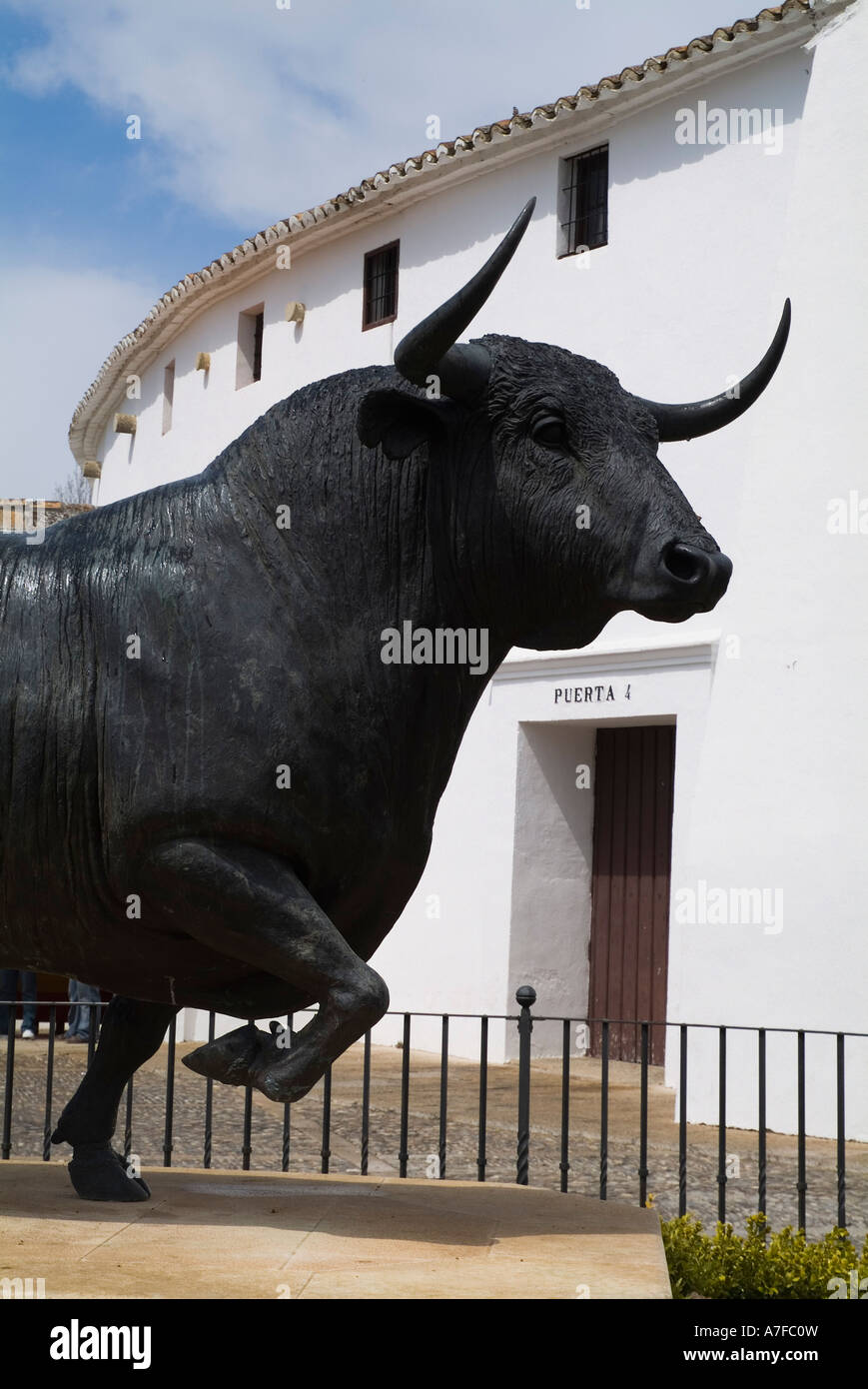 Plaza de Toros de Ronda dh España estatua de Bull fuera del estadio taurino Foto de stock