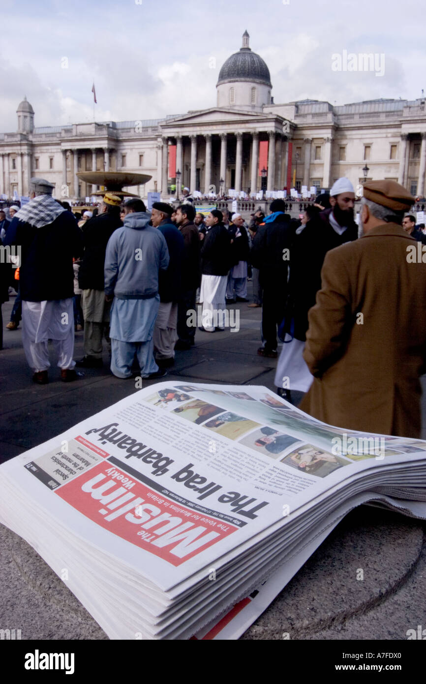 El periódico musulmán distribuye a caricaturas danesas reunión de protesta en Trafalgar Square Foto de stock