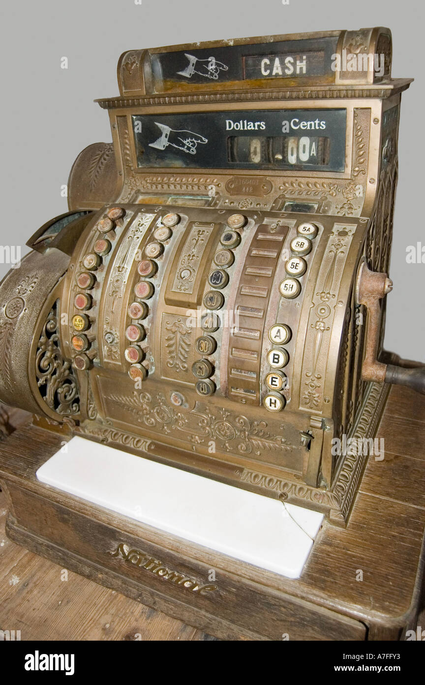 Antigua caja registradora de metal de latón Fotografía de stock - Alamy