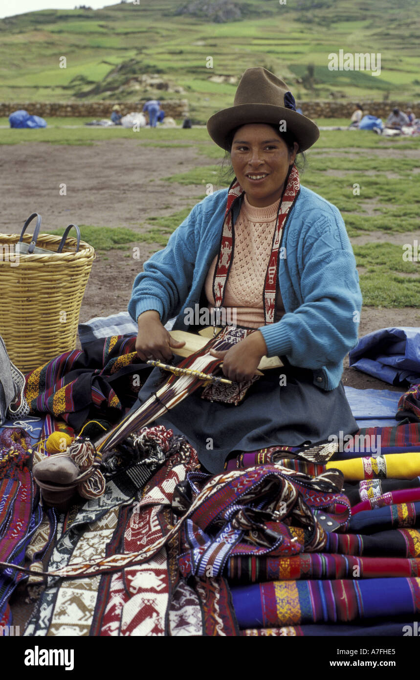 S.A., de Perú, el Valle de Urubamba, Chinchero. Gregario, proveedor del mercado Quechua Foto de stock