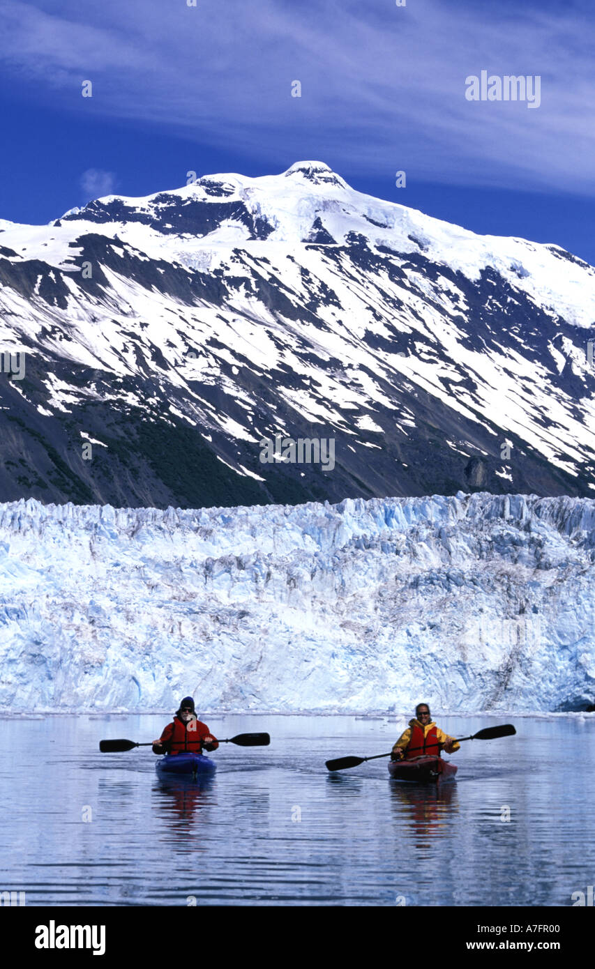 Ee.Uu., Alaska, Prince William Sound, el verano, el Tidewater glaciares y las montañas Chugach enano kayakers Foto de stock