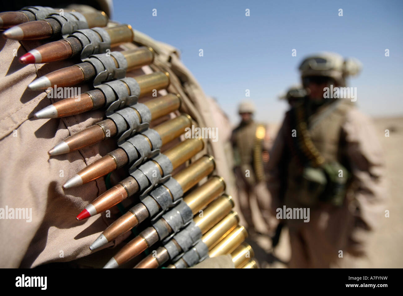 Cinturones de munición de calibre .50 colgado de los hombros de Marines en  rango de fuego vivo cerca de Camp Faluya, el 13 de junio Fotografía de  stock - Alamy