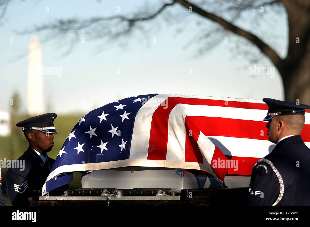 Guardias de Honor transferir un ataúd desde el cortejo fúnebre hasta su tumba durante un funeral todos los honores en el Cementerio Nacional de Arlington Foto de stock