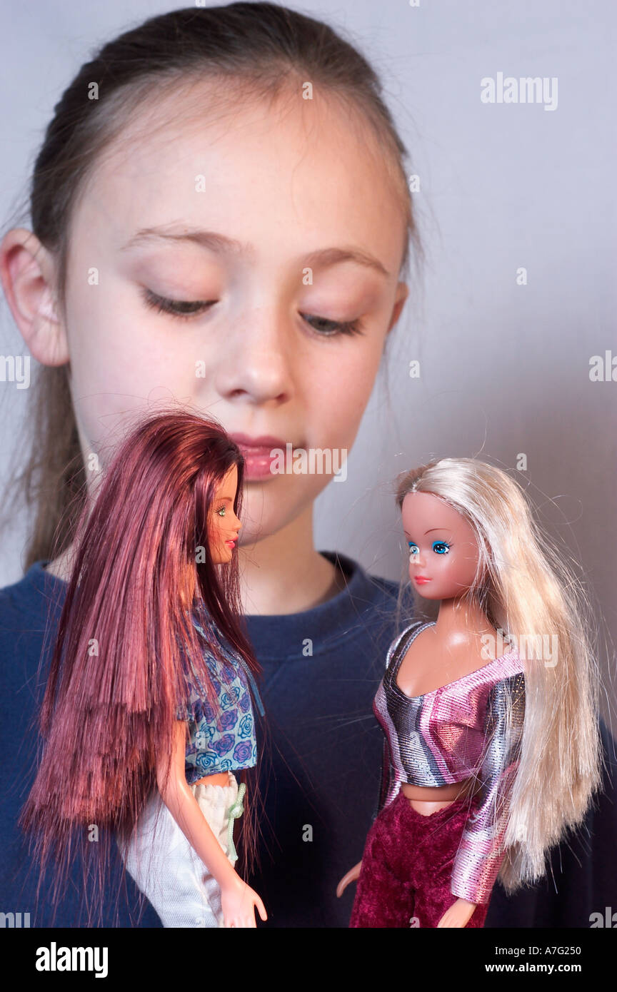 Niña de 7 años jugando con las muñecas Barbie Fotografía de stock - Alamy