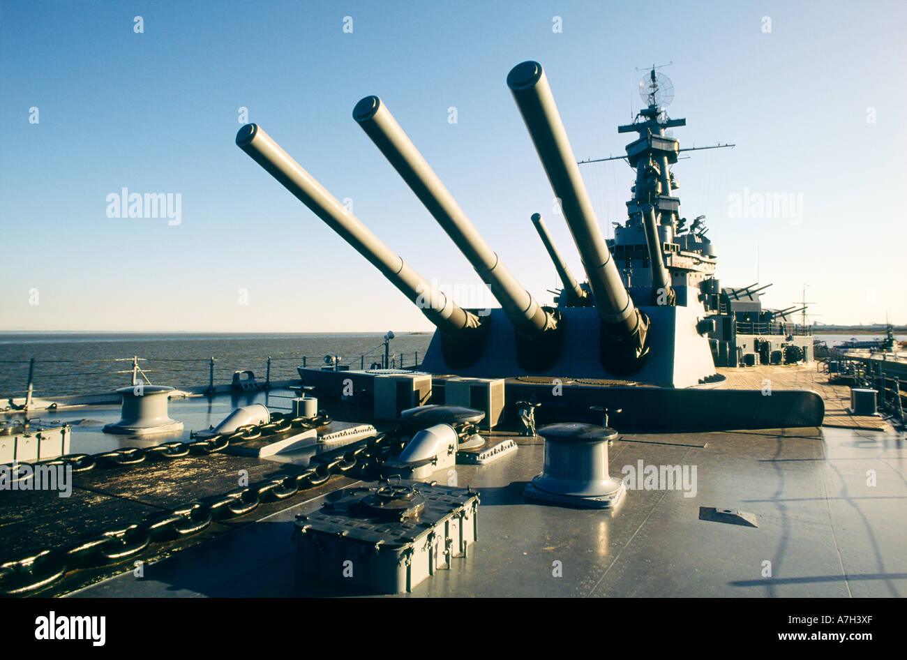 WW2 acorazado USS Alabama en exhibición en Battleship Memorial Park, en la Costa del Golfo, de Mobile, Alabama, Estados Unidos. Cubierta de proa gun torretas Foto de stock