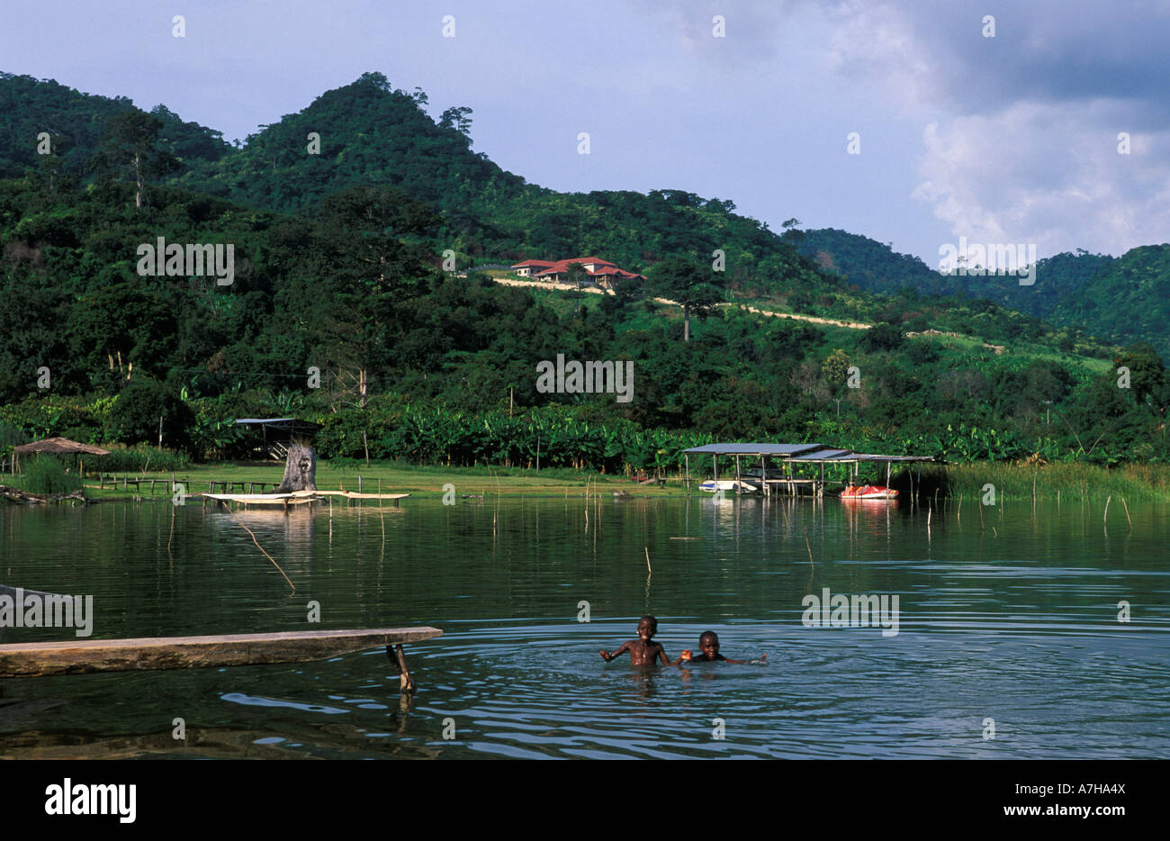 El lago Bosumtwi es un lago en un cráter, que es considerada sagrada