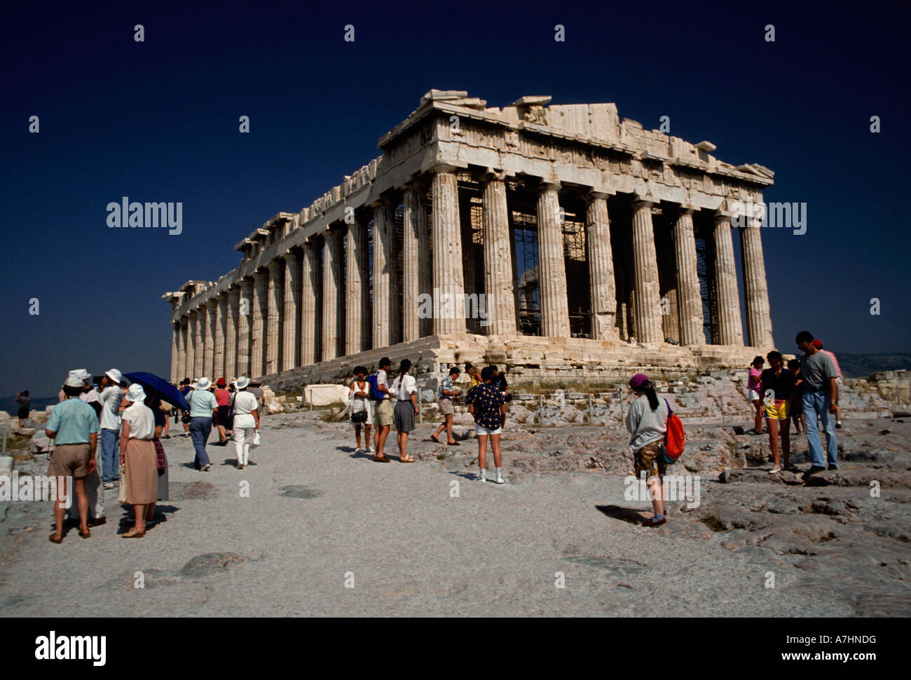 Los turistas, visitar el Partenón, el Partenón, el Templo de Atenea Niké,  el Templo de Atenea Nike, Griego, columnas dóricas, Acrópolis, Atenas,  Attica, Grecia Fotografía de stock - Alamy