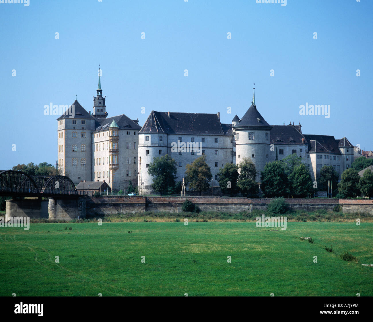 Renaissanceschloss Hartenfels und die historische Elbebruecke en Torgau en Sajonia, die im Zusammenhang mit der Beendigung des zweiten Weltkrieges wel Foto de stock