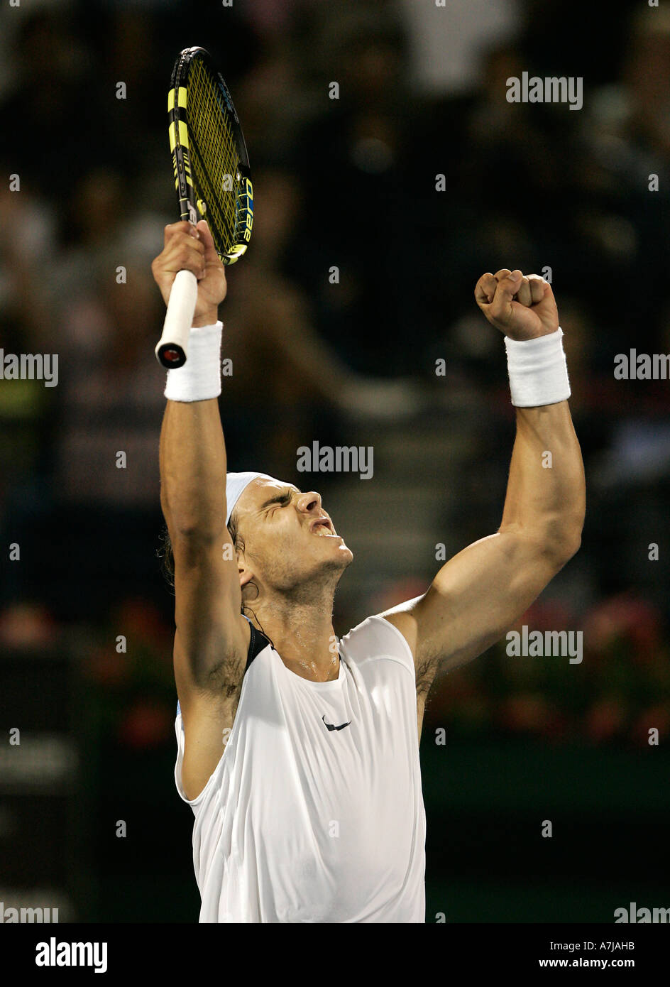 Tennis Pro Rafael Nadal lanza brazos arriba en el aire después de ganar la  final del Dubai Duty Free hombres está abierto Fotografía de stock - Alamy