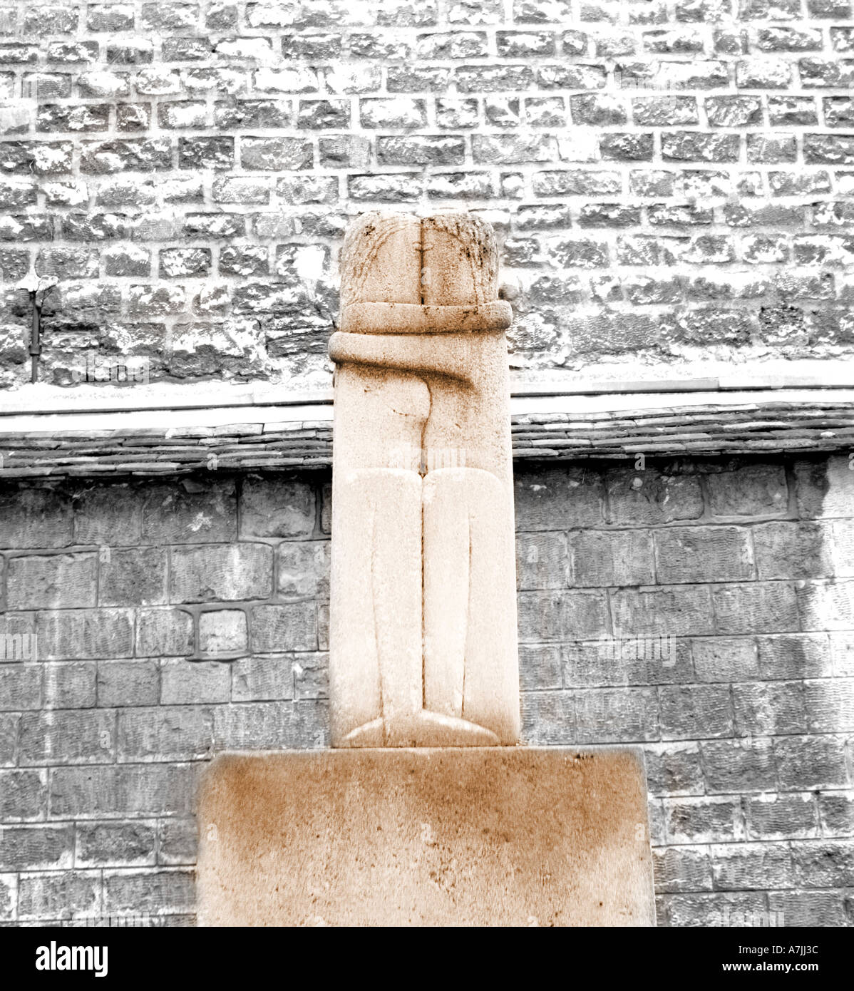 El Beso de Brancusi lápida a la mencionada en el cementerio de Montparnasse  París Francia Fotografía de stock - Alamy
