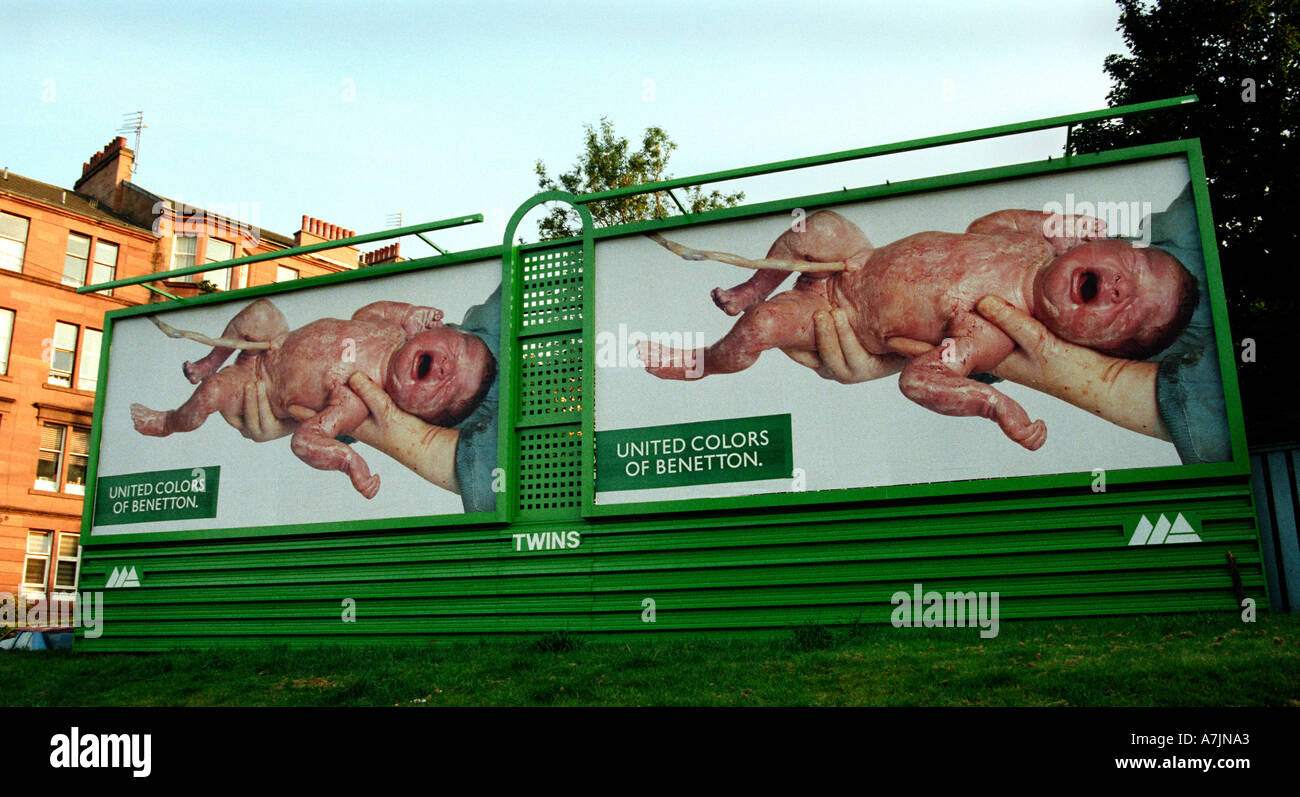 Constroversial cartel de Benetton mostrando new born baby Fotografía de  stock - Alamy