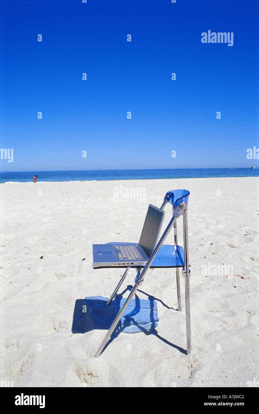 Portátil acostado en una tumbona en la playa Fotografía de stock - Alamy
