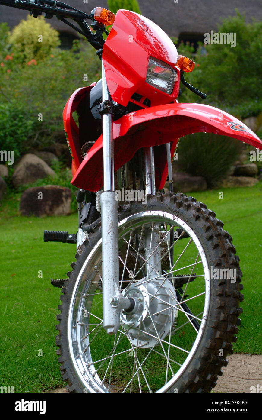Rojo Honda Bros NXR125 KS Motocicleta en motivos de Catedral Hotel Pico  Fotografía de stock - Alamy