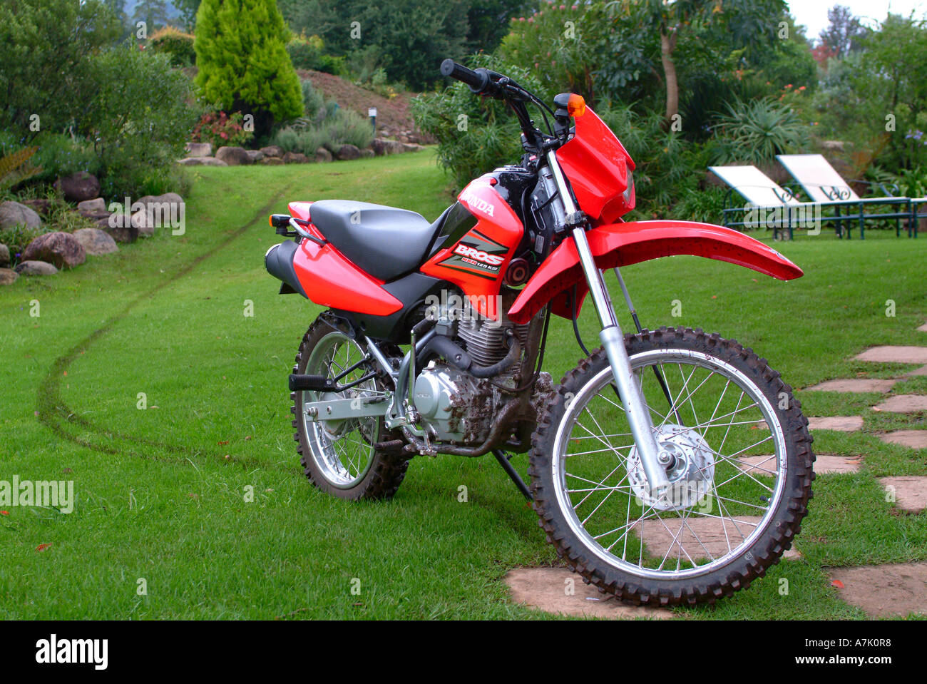 Rojo Honda Bros Nxr125 Ks Motocicleta En Motivos De Catedral Hotel Pico Fotografia De Stock Alamy Rojo Honda Bros Nxr125 Ks Motocicleta En Motivos De Catedral Hotel Pico Fotografia De Stock Alamy