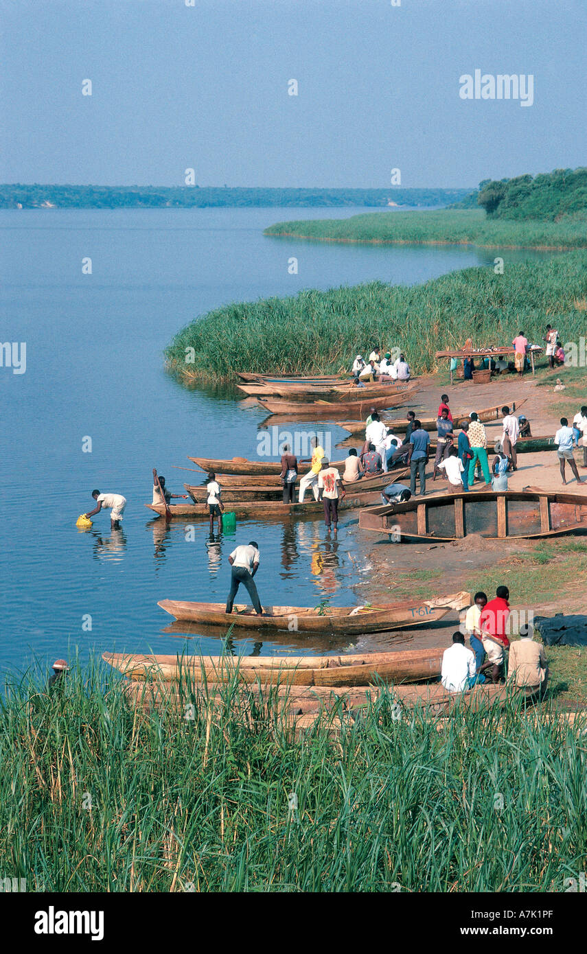 Los pescadores locales en el norte extremo oriental del Canal Kazinga Lake George Uganda Foto de stock