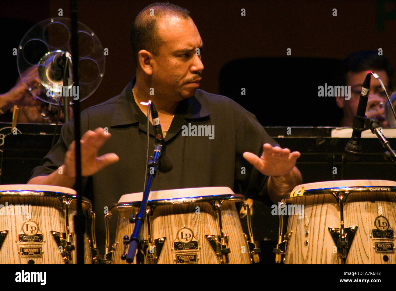 Bobby Allende reproduce las congas con Sonny Rollins y el Spanish Harlem  Orchestra en el Festival de Jazz de Monterey Fotografía de stock - Alamy