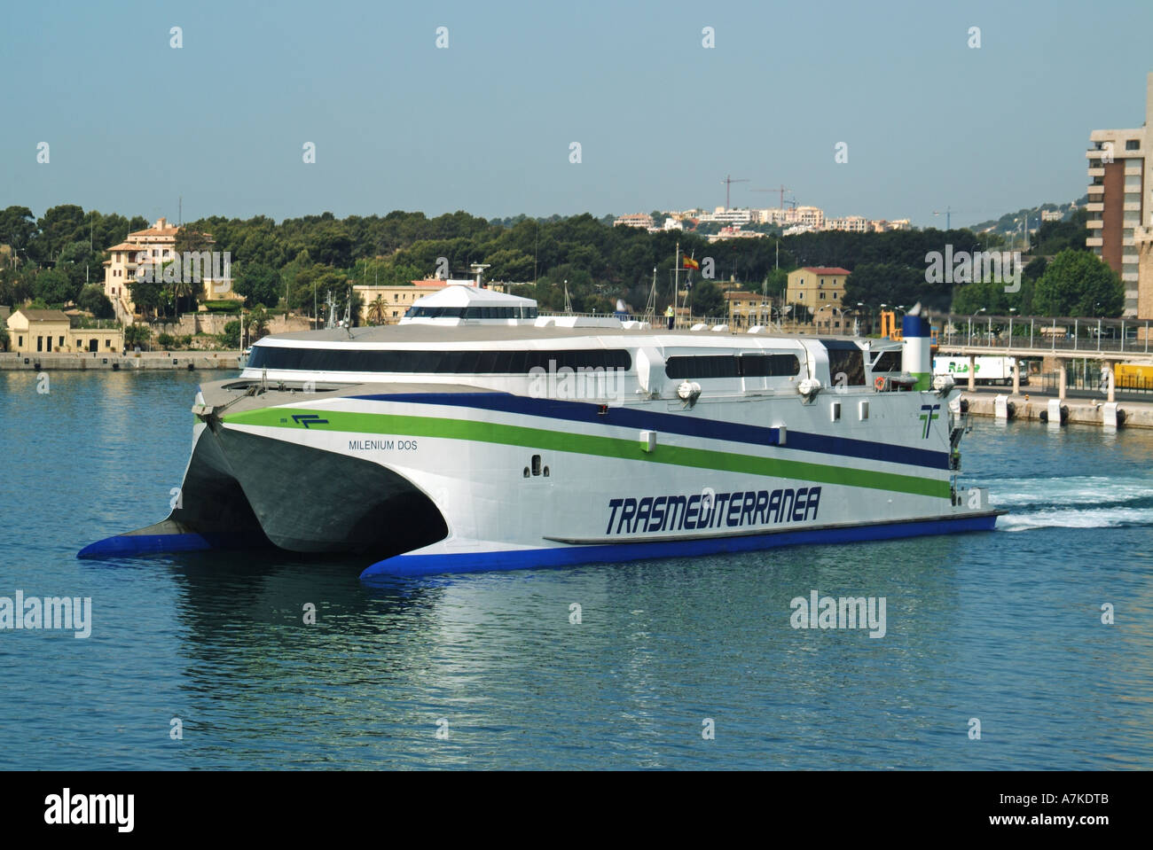 El puerto de Palma Trasmediterranea catamarán ferry partiendo Fotografía de  stock - Alamy